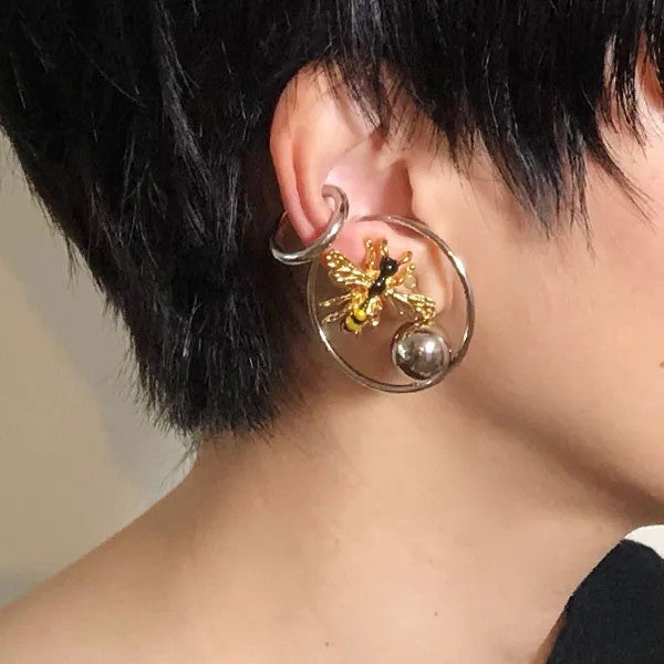 蜂のピアス