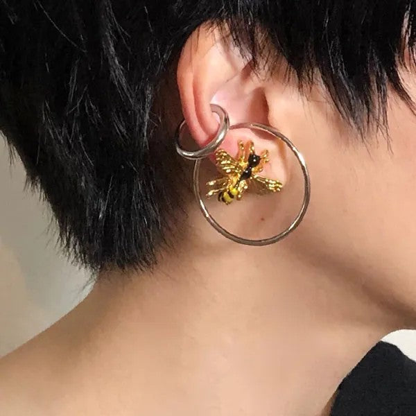 蜂のピアス