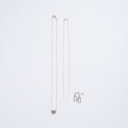 シルバーネックレスとピアス
