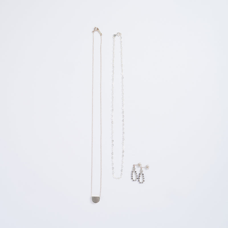 シルバーネックレスとピアス