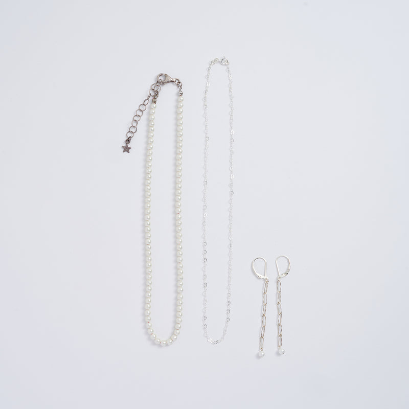 シルバーネックレスとピアス
