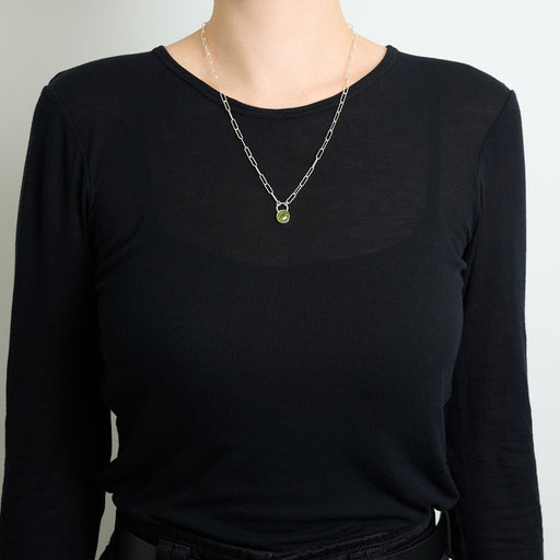 8月誕生石ペリドットのシルバーネックレス