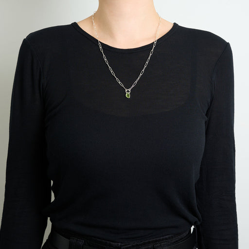 8月誕生石ペリドットのシルバーネックレス