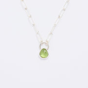 8月誕生石ペリドットのシルバーネックレス