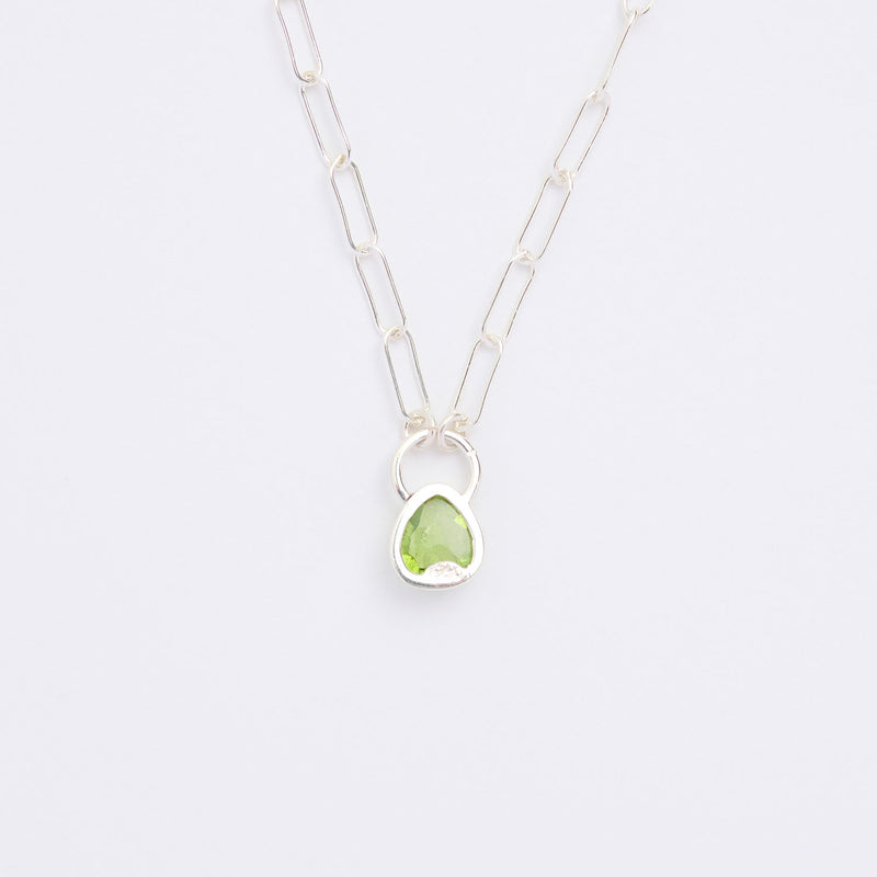 8月誕生石ペリドットのシルバーネックレス