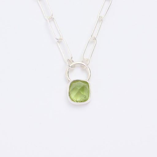 8月誕生石ペリドットのシルバーネックレス