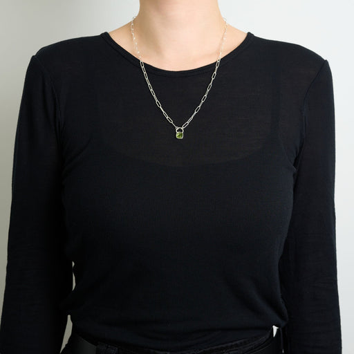 8月誕生石ペリドットのシルバーネックレス