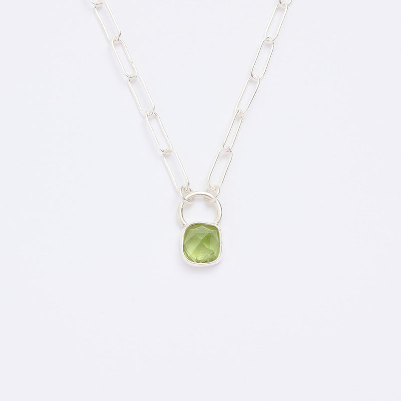 8月誕生石ペリドットのシルバーネックレス