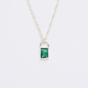 5月誕生石エメラルドのシルバーネックレス