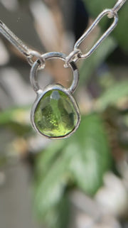 8月誕生石ペリドットのシルバーネックレス