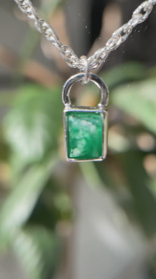 5月誕生石エメラルドのシルバーネックレス