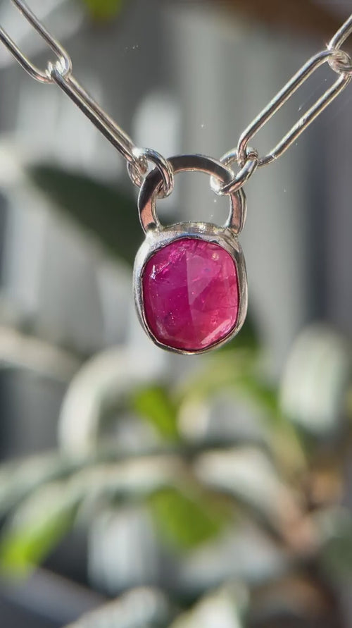 7月誕生石ルビーのシルバーネックレス