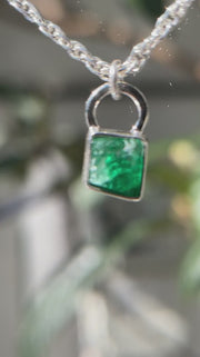 5月誕生石エメラルドのシルバーネックレス