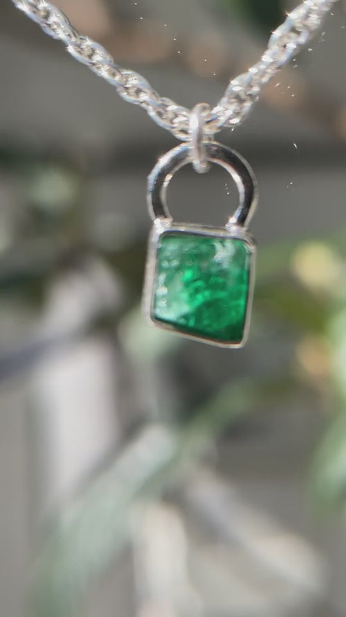 5月誕生石エメラルドのシルバーネックレス