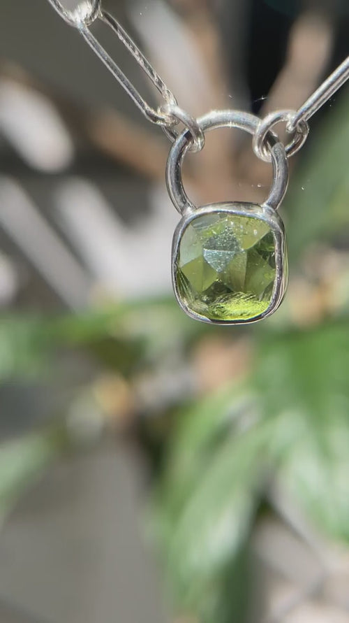8月誕生石ペリドットのシルバーネックレス