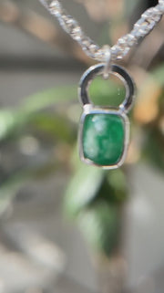 5月誕生石エメラルドのシルバーネックレス